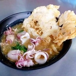 เส้นใหญ่ทอดราดหน้าปลาหมึก