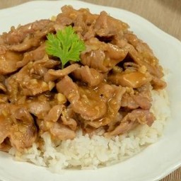 ข้าวหมูกระเทียม