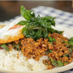กระเพราเนื้อสับราดข้าวไข่ดาว