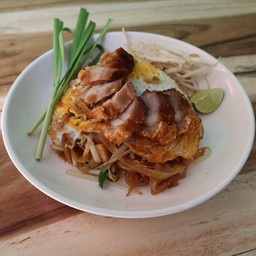 ผัดไทยหมูกรอบ