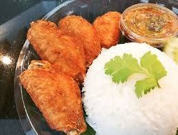 ข้าวปีกไก่ทอด พร้อมน้ำจิ้มไก่