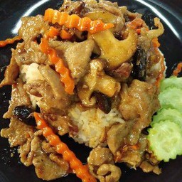 ข้าวราดหมูผัดน้ำมันหอยเห็ดหอม