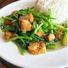 หมูกรอบผัดพริกบุ้งไฟแดง ราดข้าว