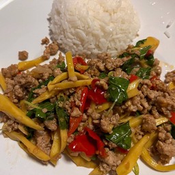 ข้าวกะเพราหมูสับหน่อไม้