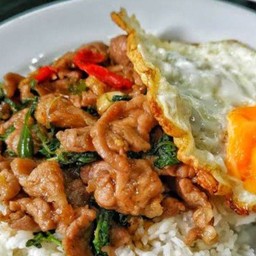 กระเพาะหมูชิ้นราดข้าว