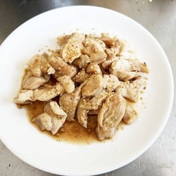 อกไก่กระเทียม เป็นกับ