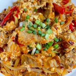 หมูกรอบพริกเผาคั่วไข่ (กับข้าว)