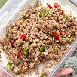 ข้าวหมูสับคั่วพริกเกลือ