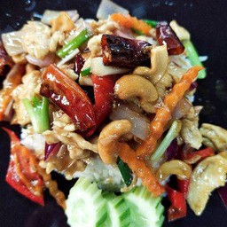 ข้าวราดไก่ผัดเม็ดมะม่วง