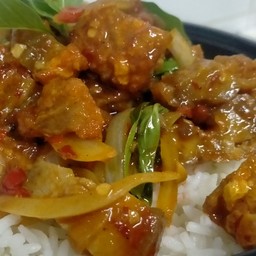 ข้าวผัดพริกเผาหมูกรอบ