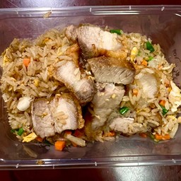 ข้าวผัดหมูกรอบ