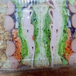 แซนวิช แฮม+ไส้กรอก+หมูหยอง