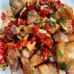 หมูกรอบคั่วพริกเกลือ (กับข้าว)