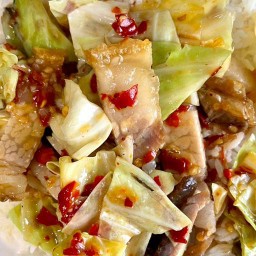 ผัดกะหล่ำปีหมูกรอบ (กับข้าว)