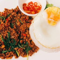 โคขุน ผัดกระเพรา ราดข้าว