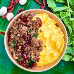 กระเพราหมูสับไข่ข้น