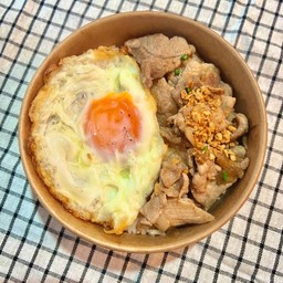 ข้าวหมูกระเทียมล้น
