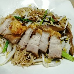 ผัดหมี่ฮ่องกงหมูกรอบ
