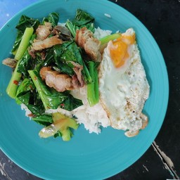 คะน้าหมูกรอบ