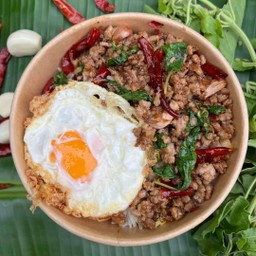กระเพราหมูสับไข่ดาว