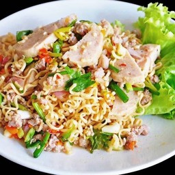 ยำมาม่าหมูยอ