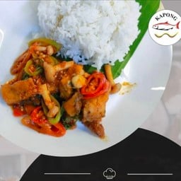 ข้าวผัดพริกแกงปลาหมึก