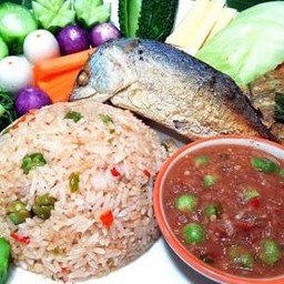 ข้าวผัดน้ำพริกปลาทู+ผักลวกและผักทอด