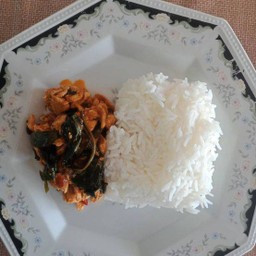 ผัดพริกแกงไก่ราดข้าว