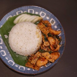 กระเพราไส้กรอกไก่หนังกรอบ