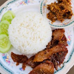 ข้าวหน้าเนื้อทอดน้ำพริกปลาร้า+ไข่ต้มและผักสด