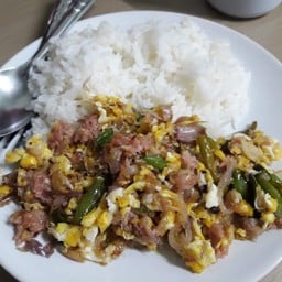 แหนมผัดไข่ ราดข้าว ใช้แหนมแท่ง