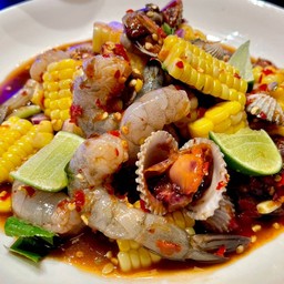 ยำกุ้งสดหอยแครงข้าวโพด