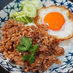หมูสับผัดซอสกระเทียม ราดข้าว