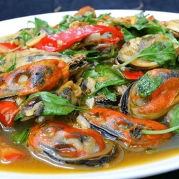 ข้าวหอยแมลงภู่ผัดใบโหระพา