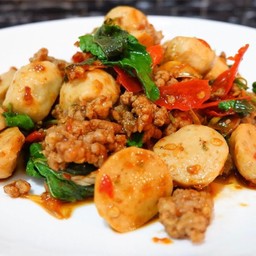 ข้าวราดกระเพราลูกชิ้น