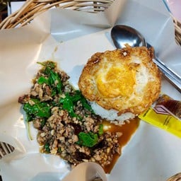 ข้าวกะเพราพริกแห้งคั่วหมูสับ