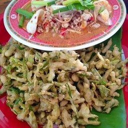 ยำผักบุ้งทอดกรอบ