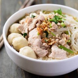เส้นเล็กน้ำลูกชิ้น หมูสด