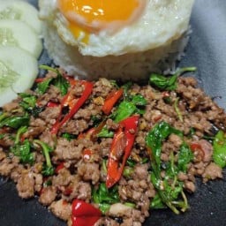 [อร่อยซ่ากับโค้ก] ข้าวกะเพราเนื้อสับ +  โค้ก ออริจินัล (กระป๋อง) 