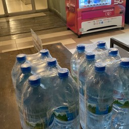 น้ำเปล่าขวดใหญ่ 1 ขวด
