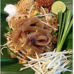 ผัดไทยปลาหมึกกรอบ