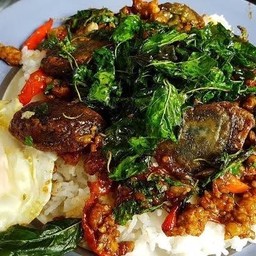 ข้าวกระเพาะหมูสับไข่เยี่ยวม้า