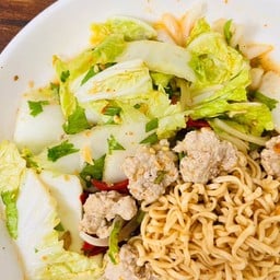 ยำมาม่าหมูชิ้น