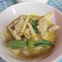 แกงเขียวหวานลูกชิ้นปลากรายใส่ยอดมะพร้าว