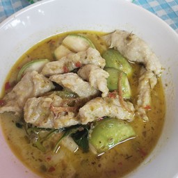 แกงเขียวหวานลูกชิ้นปลากรายไส่มะเขือ