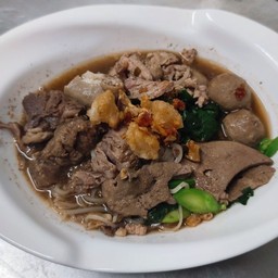 ก๋วยเตี๋ยวเรือเนื้อน้ำตก Boat noodles with beef