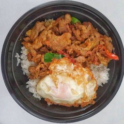 ข้าวผัดพริกแกงเนื้อหมัก (ไข่สั่งแยกค่ะ)