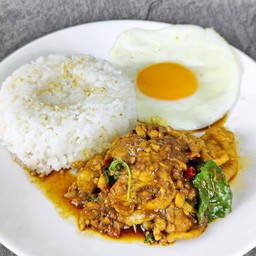 ข้าวกะเพราหมูนุ่มพริกแห้ง