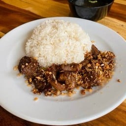 ข้าวราดเนื้อโคขุน(ตุ๋น)ผัดกระเทียม