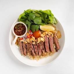 ข้าวผัดมันเนื้อเซอร์ลอยน์ย่างไข่ดอง